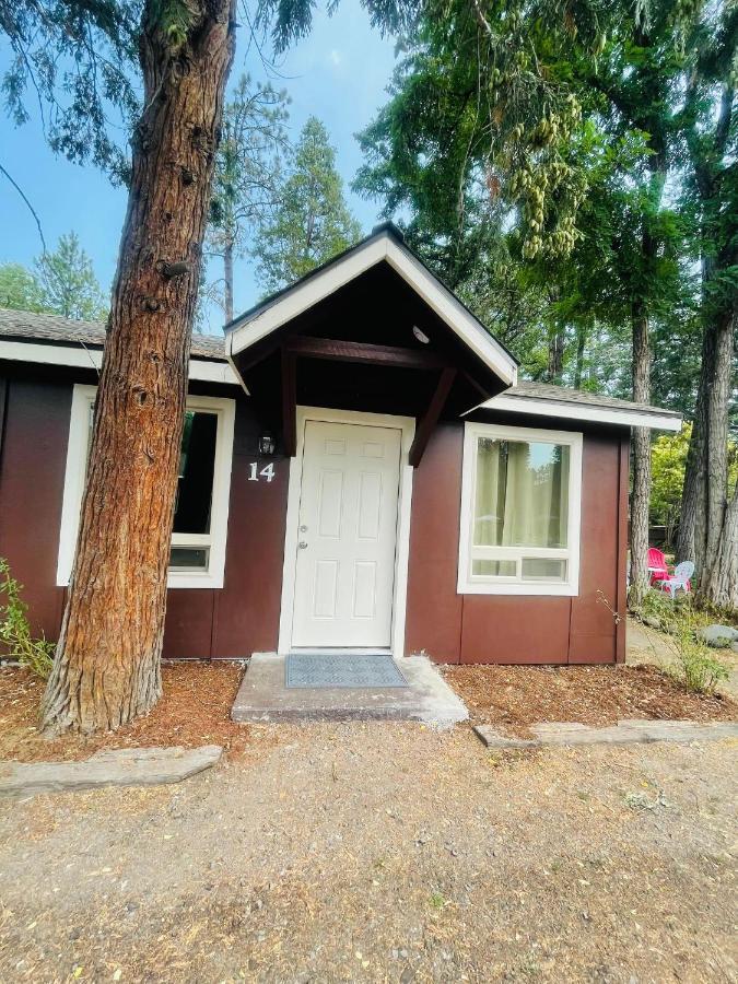 Riverfront Lodging Shady Cove Bagian luar foto
