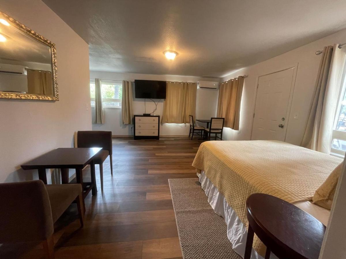 Riverfront Lodging Shady Cove Bagian luar foto