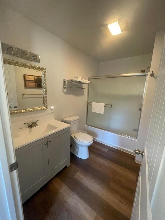 Riverfront Lodging Shady Cove Bagian luar foto