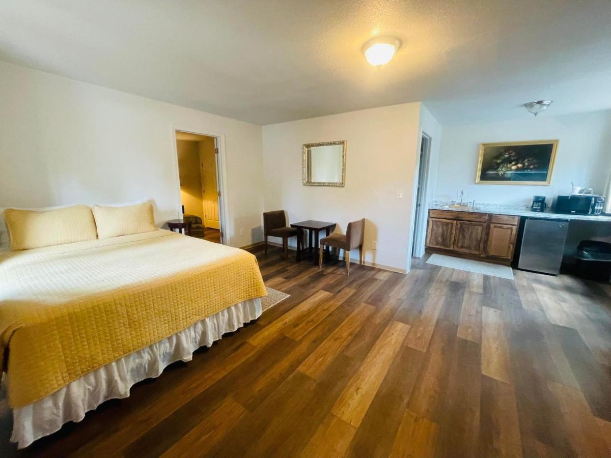 Riverfront Lodging Shady Cove Bagian luar foto