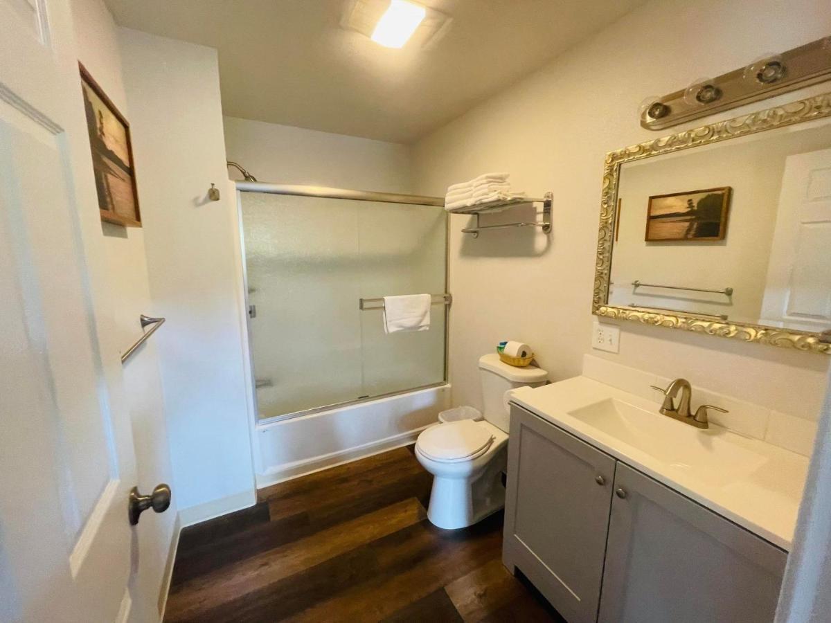 Riverfront Lodging Shady Cove Bagian luar foto