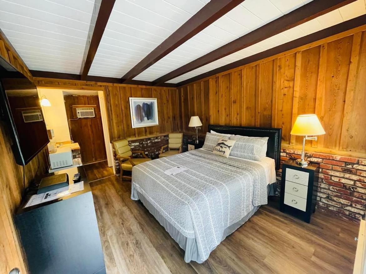 Riverfront Lodging Shady Cove Bagian luar foto