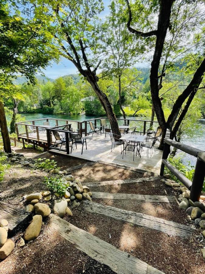Riverfront Lodging Shady Cove Bagian luar foto