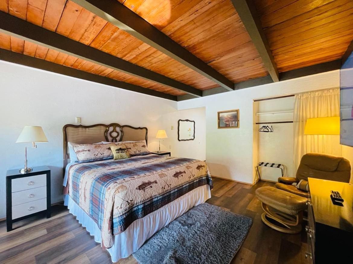 Riverfront Lodging Shady Cove Bagian luar foto