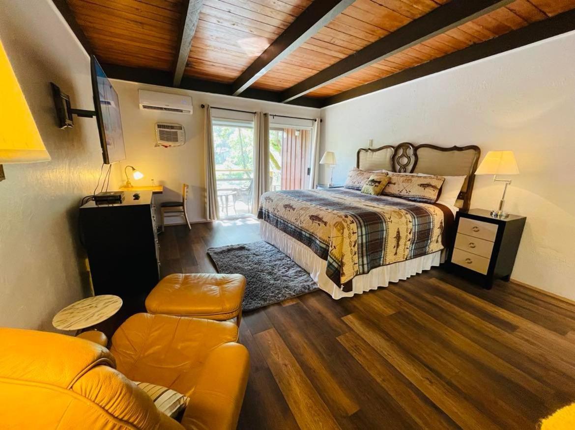 Riverfront Lodging Shady Cove Bagian luar foto
