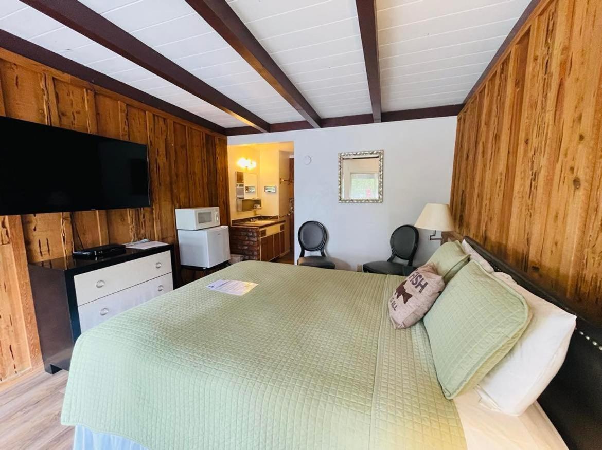 Riverfront Lodging Shady Cove Bagian luar foto