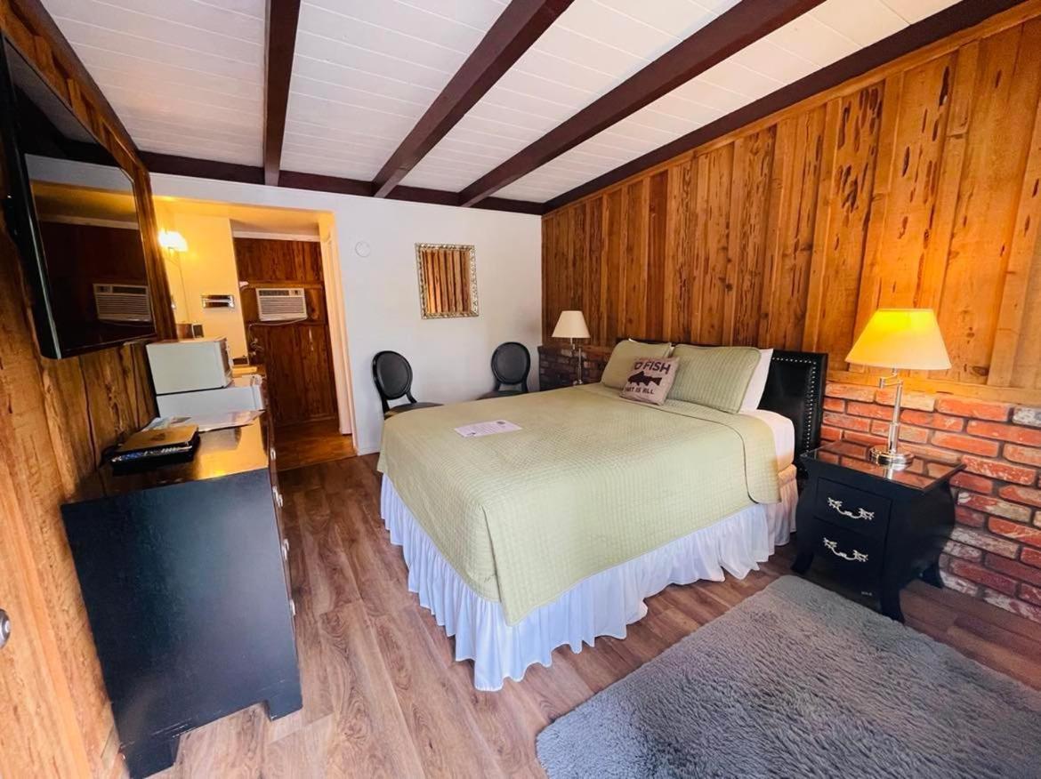 Riverfront Lodging Shady Cove Bagian luar foto