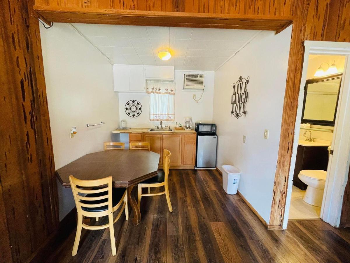 Riverfront Lodging Shady Cove Bagian luar foto