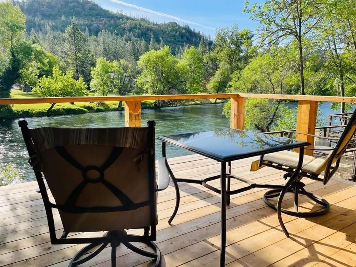 Riverfront Lodging Shady Cove Bagian luar foto