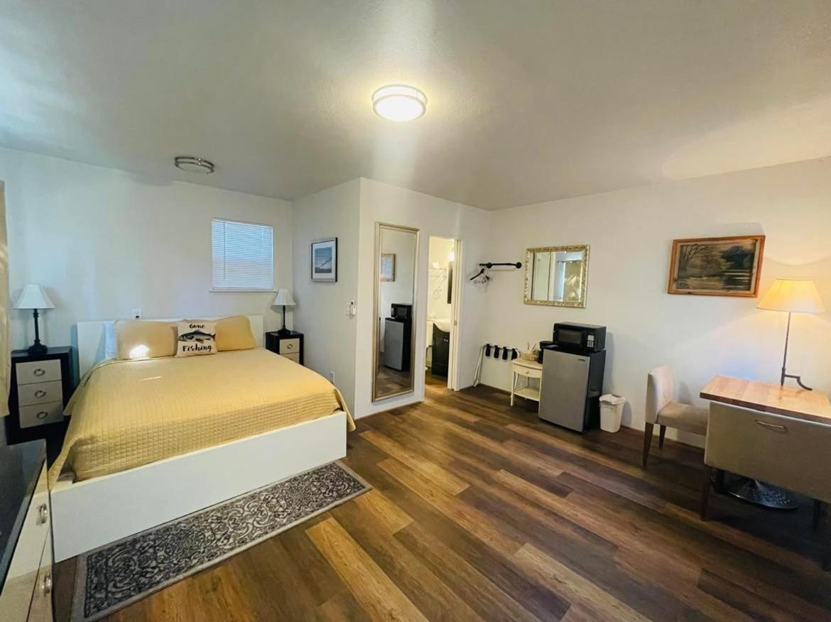 Riverfront Lodging Shady Cove Bagian luar foto