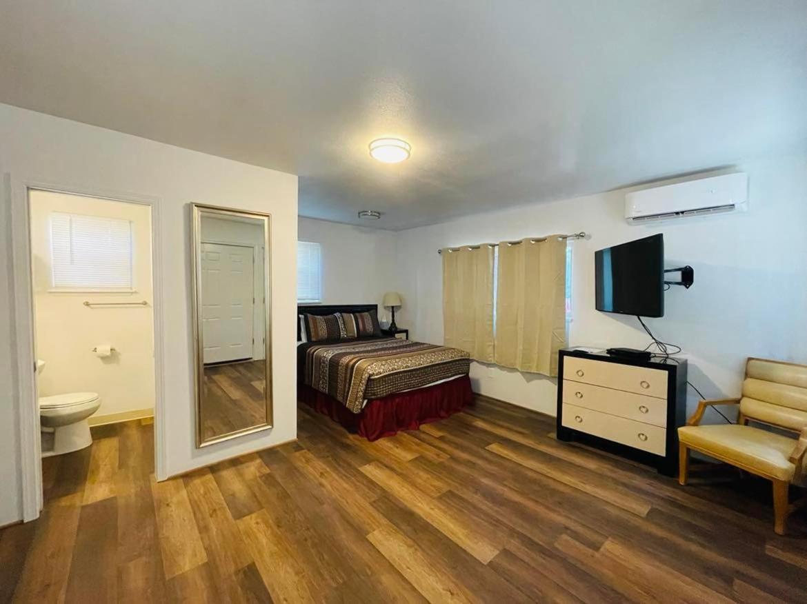 Riverfront Lodging Shady Cove Bagian luar foto