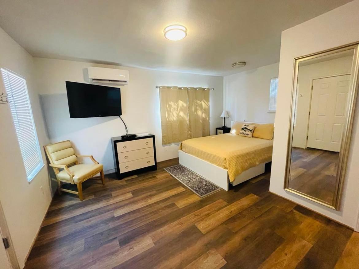 Riverfront Lodging Shady Cove Bagian luar foto