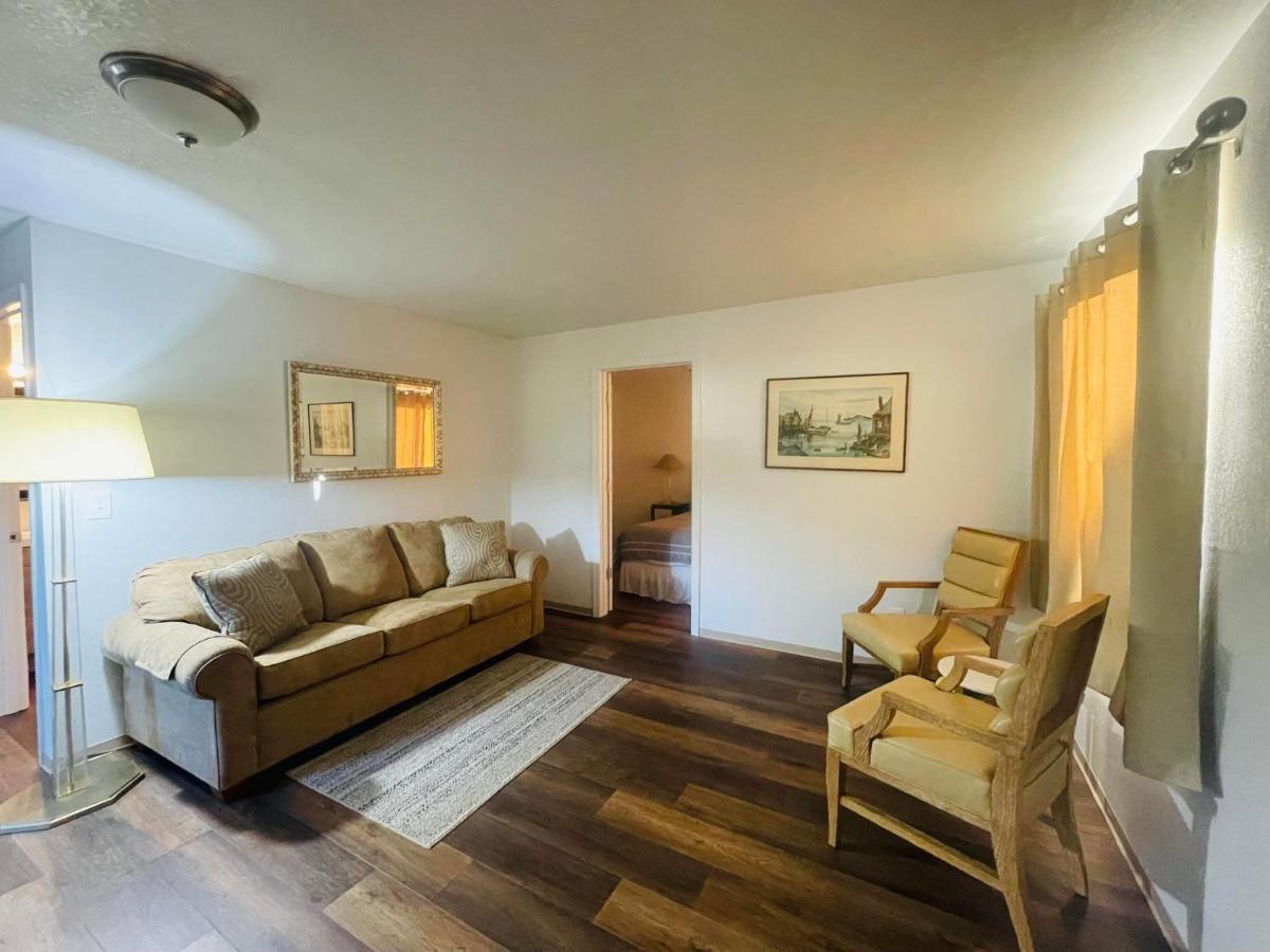 Riverfront Lodging Shady Cove Bagian luar foto