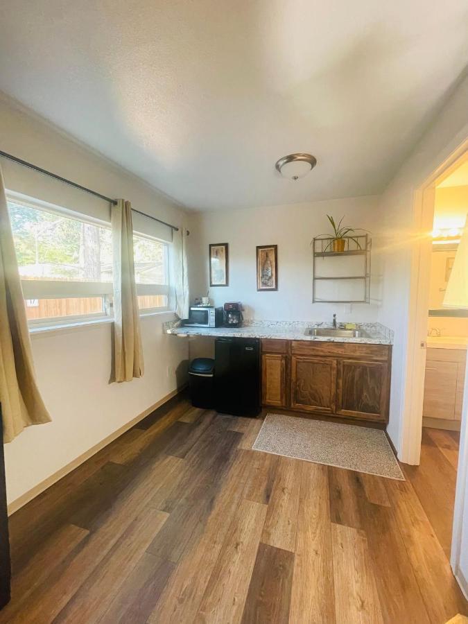 Riverfront Lodging Shady Cove Bagian luar foto