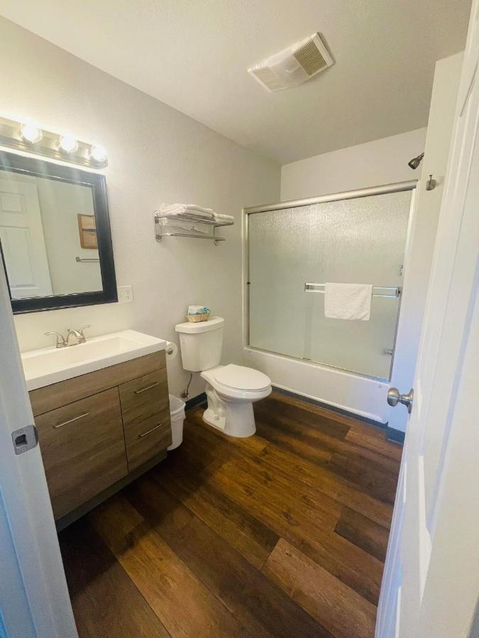 Riverfront Lodging Shady Cove Bagian luar foto