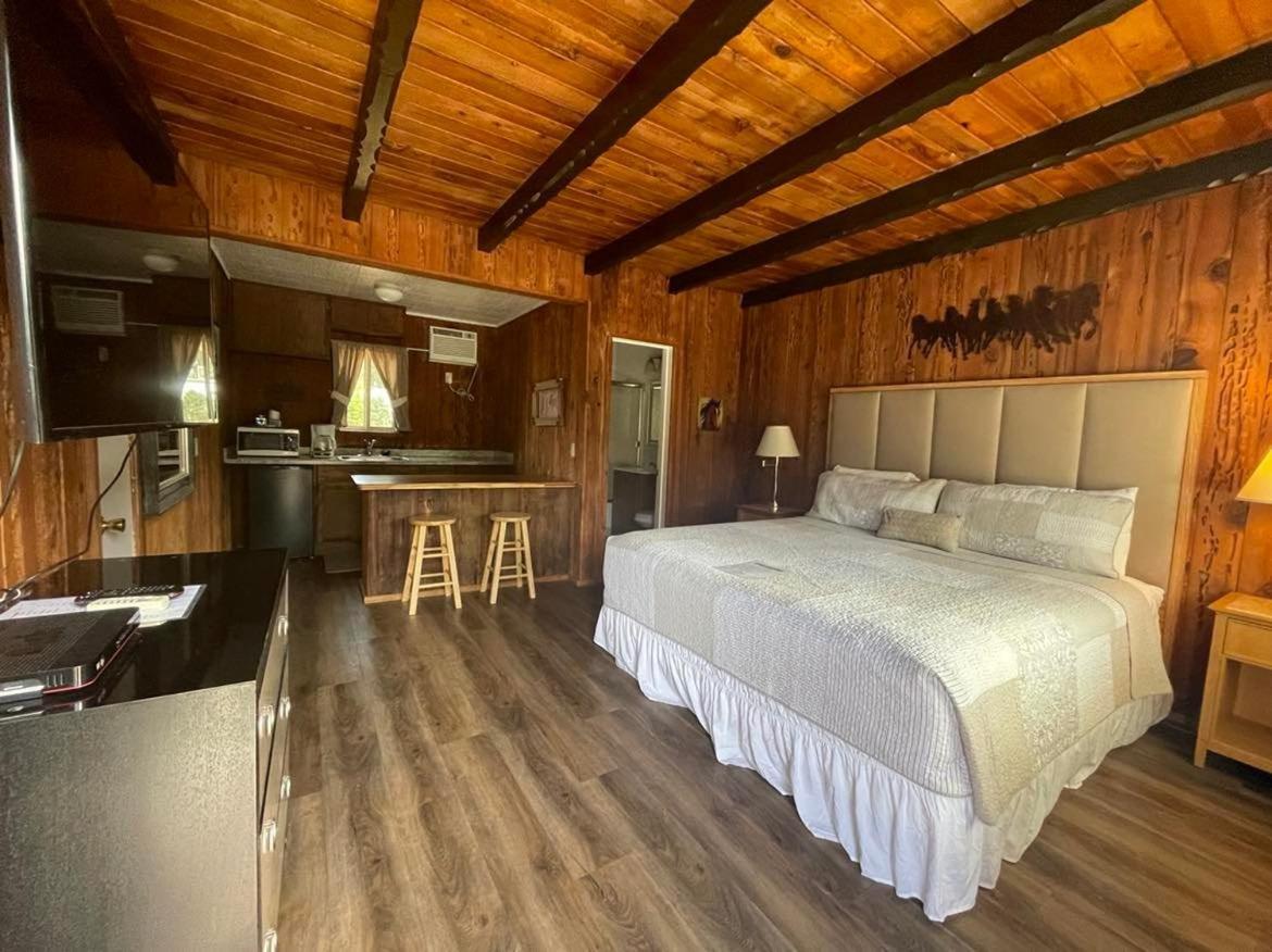 Riverfront Lodging Shady Cove Bagian luar foto