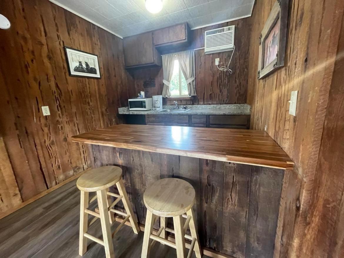 Riverfront Lodging Shady Cove Bagian luar foto