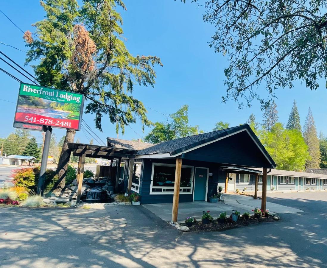 Riverfront Lodging Shady Cove Bagian luar foto